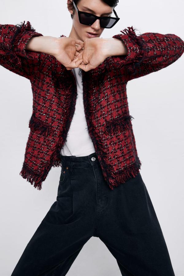 Chqueta de tweed roja de Zara (39,95 euros).