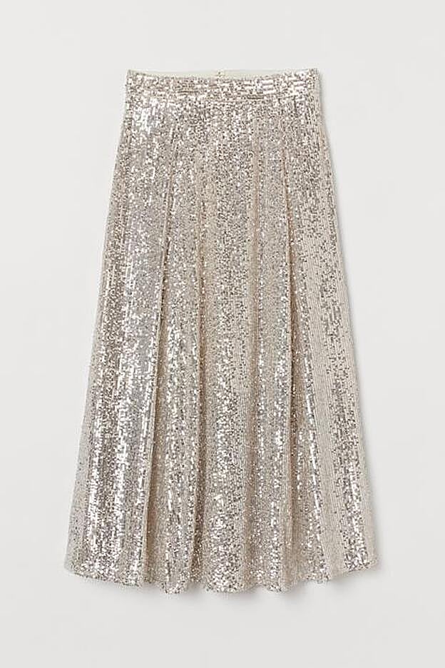 Puedes hacer como Paula Echevarría y combinar el jersey navideño de Pirmark con una falda midi de lentejuelas como esta de H&M que cuesta 39,99 euros. Luego te la podrás volver a poner para Nochevieja.