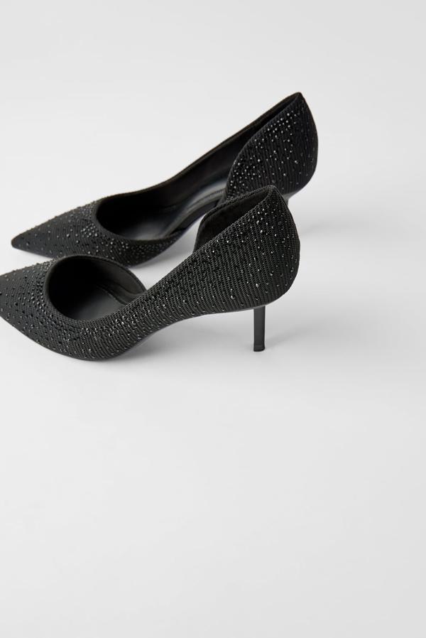 Uno de los tacones más bajos, 6,5 centímetros, para este diseño asimétrico de Zara con detalle de pedrería y acabado en punta. Están confeccionado con una plantilla técnica compuesta de látex, para ofrecer un mayor confort, y tienen un precio de 29,95 euros. Solo quedan en el 36, 38, 39 y 42.