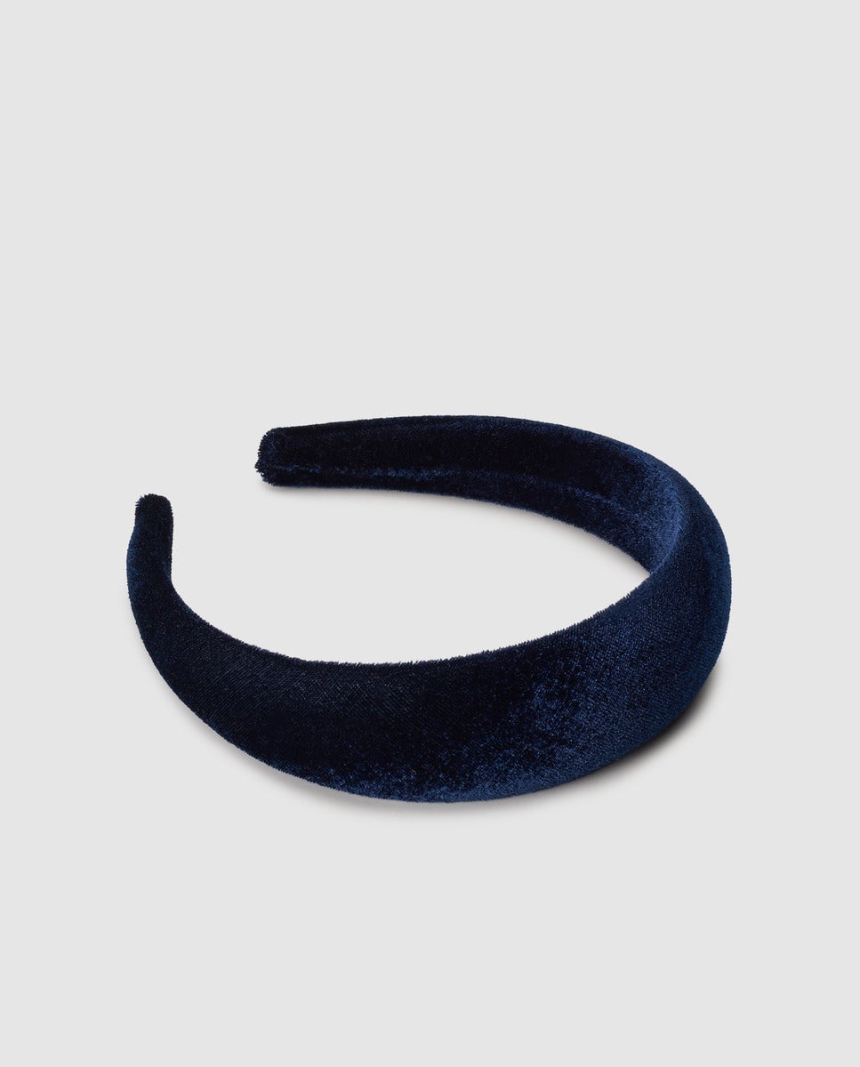 Diadema acolchada de terciopelo en tono azul de la firma de accesorios y complementos Siena. (14 euros).