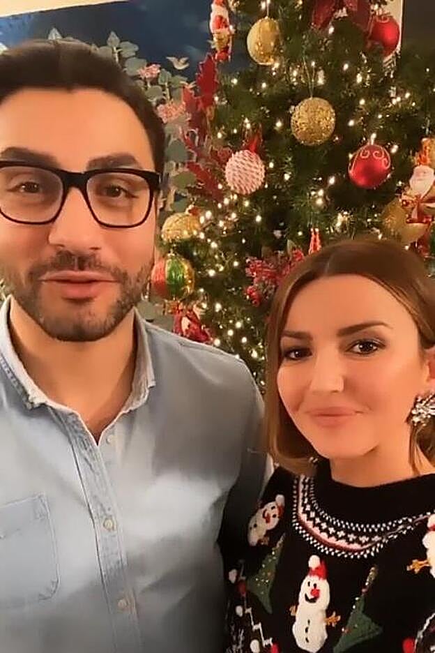 Alexandra Pereira y su chico felicitando la Navidad.