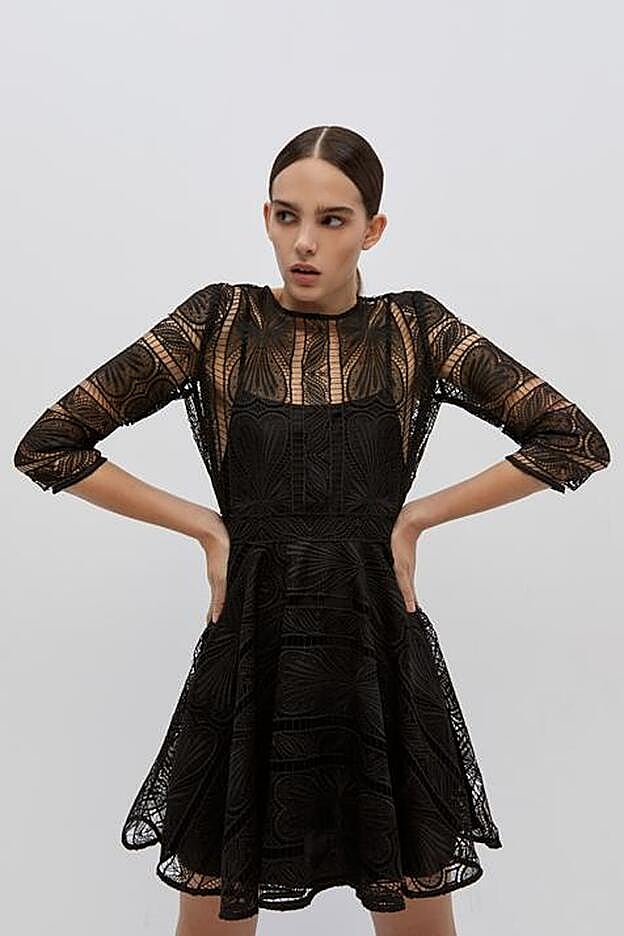 Esto es llevar el pequeño vestido negro a otro nivel.