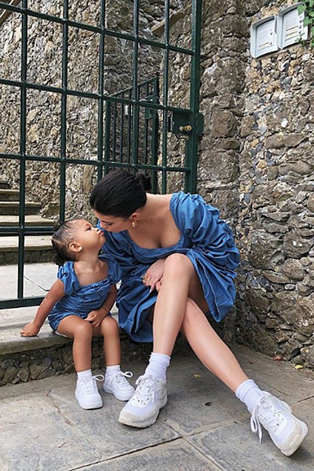 De nuevo dos looks totalmente clónicos de madre e hija.