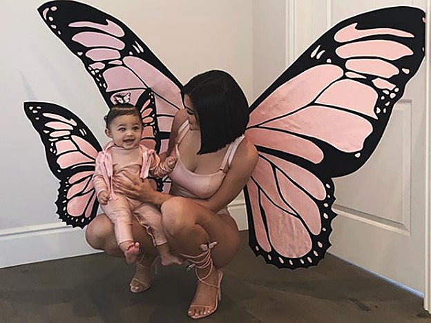 Madre e hija, espectaculares disfrazadas de mariposas rosas.