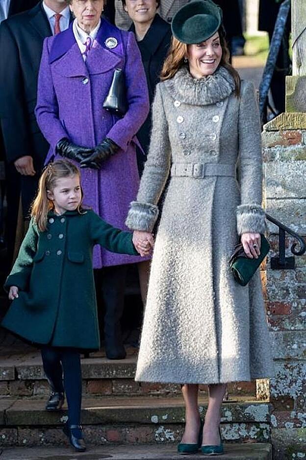 Charlotte agarrada de la mano de su madre