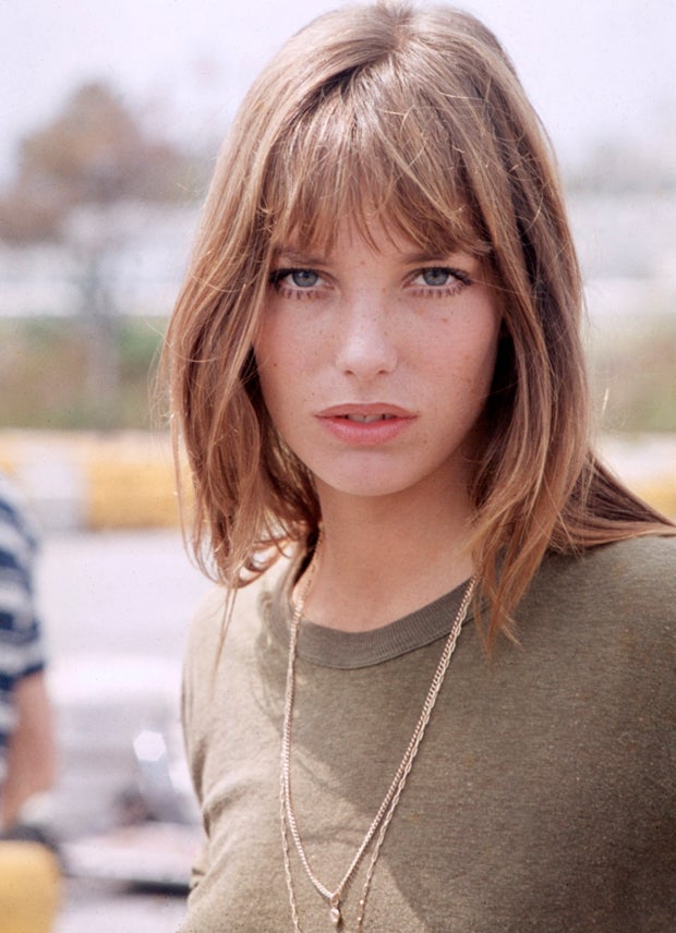 Y hablando de flequillos no podíamos dejar de lado el desfilado estilo naïve de Jane Birkin que tanto triunfó en los años 70 junto a su melena larga, lisa y recta. Se trata de un corte de pelo ultra favorecedor, pero sobre todo, fácil de peinar y a mantener. La perfecta inspiración para 2021.