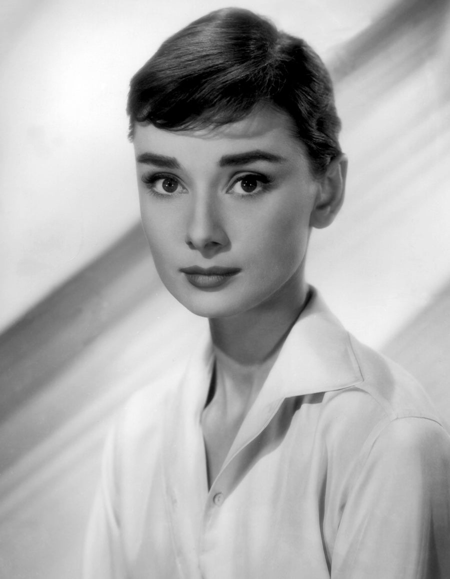 El micro flequillo lateral de Audrey Hepburn marcó una tendencia que nunca podremos sacar de nuestro imaginario de cortes de pelo icónicos. Ideal para quienes se atreven.