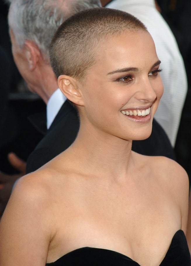 Muchas han sido las famosas que se han atrevido a rapar su cabello por completo. Una de ellas fue Natalie Portman, que sorprendió en 2005 con el pelo completamente corto. A ella se le unieron otras famosas como Cara Delevigne o Kristen Stewart creando una tendencia que marcarían para siempre sus carreras.