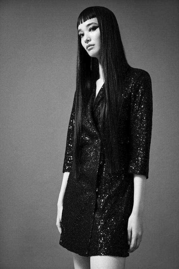 Otrio hit de la temporada, el vestido blazer. No podía faltar uno en esta colección low cost para Nochevieja y nos parece una de las mejores prendas. Llévala así para la última noche del año y reutilízala como chaqueta el resto del año. Y solo por 29,99 euros.