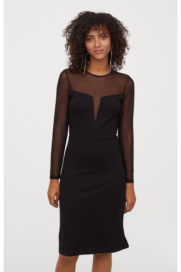 Vestido midi de silueta lápiz con pronunciado escote fantasía en uve de H&M (34.99 euros).