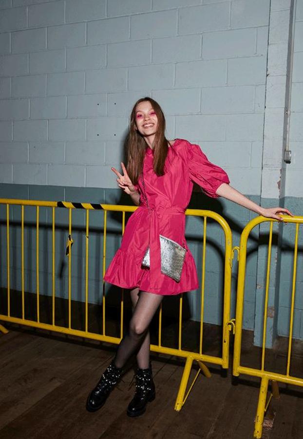 Vestido de satén rosa fucsia con falda en volumen y cintura marcada de Primark (22 euros).