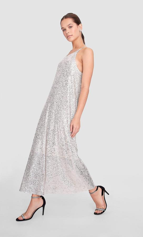 Vestido de lentejuelas plateadas con escote halter de Stradivarius (29.99 euros).