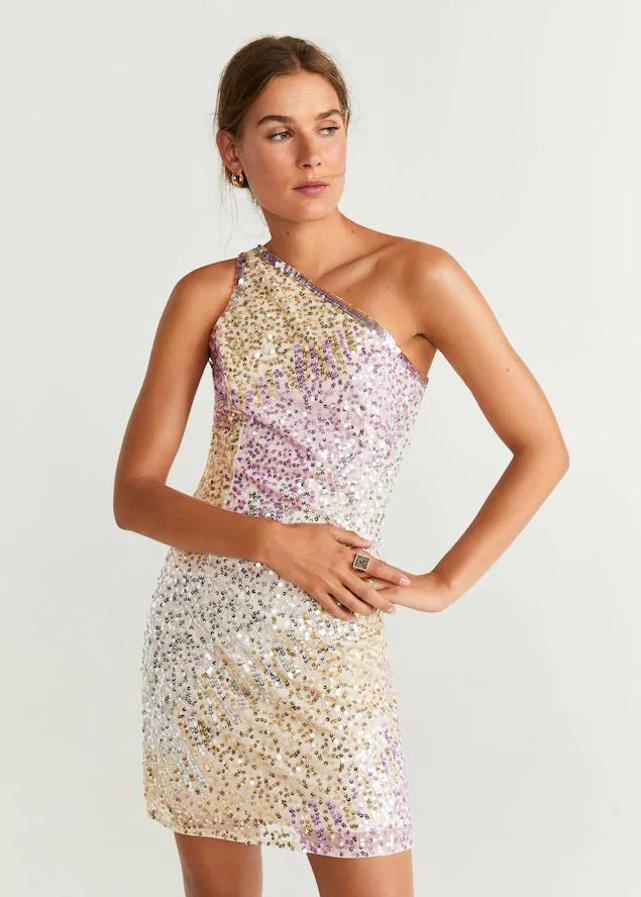 Vestido de lentejuelas con escote asimétrico de Mango (99,99 euros).