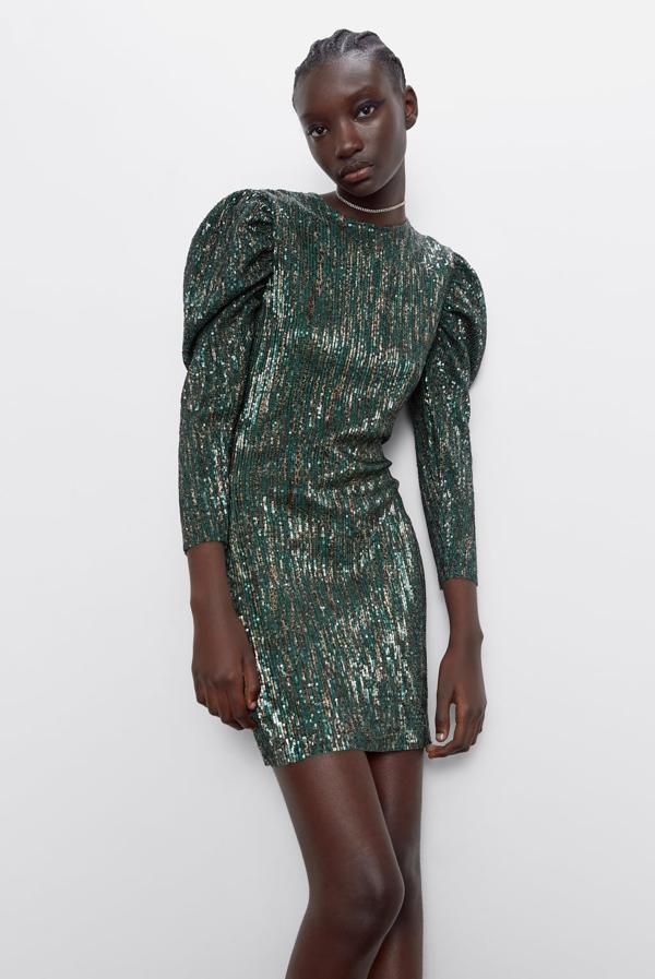 Vestido de lentejuelas verde con mangas abullonadas de Zara (39,95 euros).