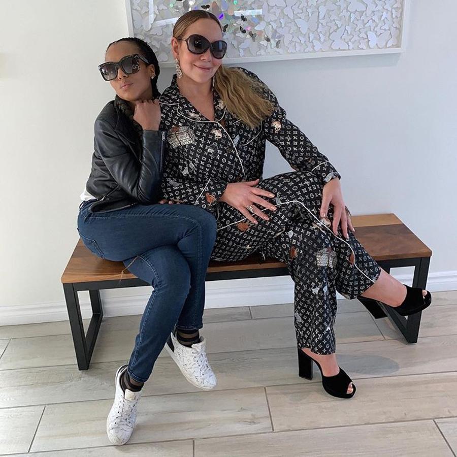 Ella, la reina de las prendas ajustadísimas, no podía faltan en nuestro repaso anti estilístico del año. Aunque ahora vive las mieles de su época navideña (que sería de estas fiestas sin sus trajecitos de mamá Noel y sus villancicos), estos últimos meses también nos dejan momentos para el recuerdo. Entre trajes de coplera sexy, nos hemos encontrado a Mariah Carey en una especie de pijama de raso de Louis Vuitton digno de mención. Eso sí, con tacones, por supuesto.