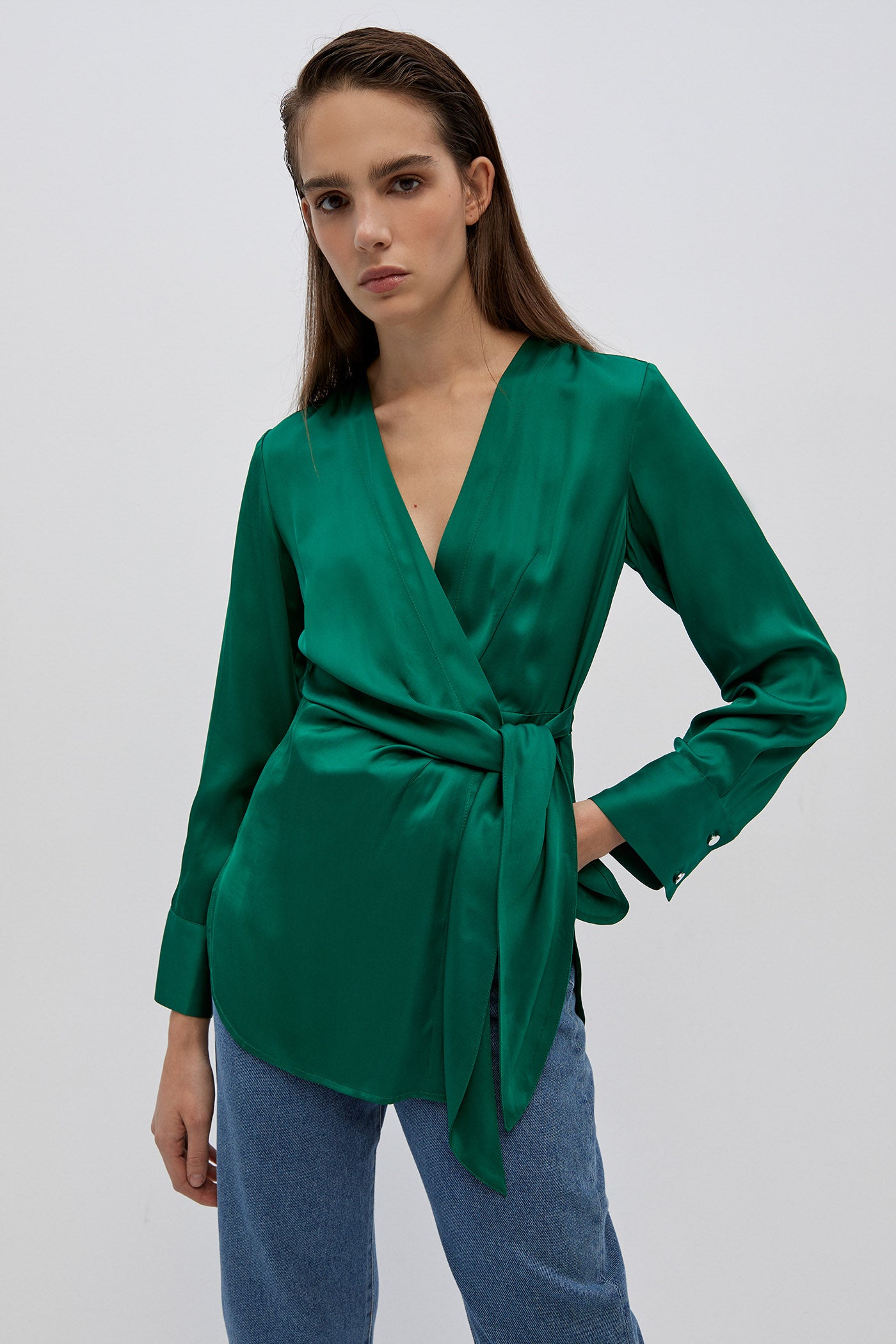 Blusa cruzada de staén en tono verde. De Sfera. (29,99 euros).