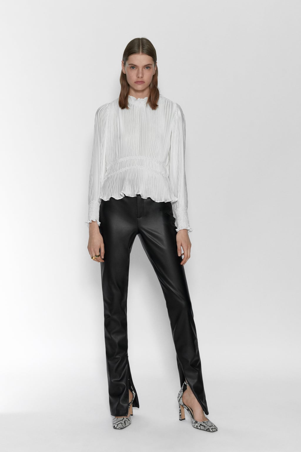 Blusa plisada en tono blanco. (25,95 euros).