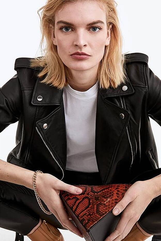 Tonos marrones y print animal, otra opción muy acertada.