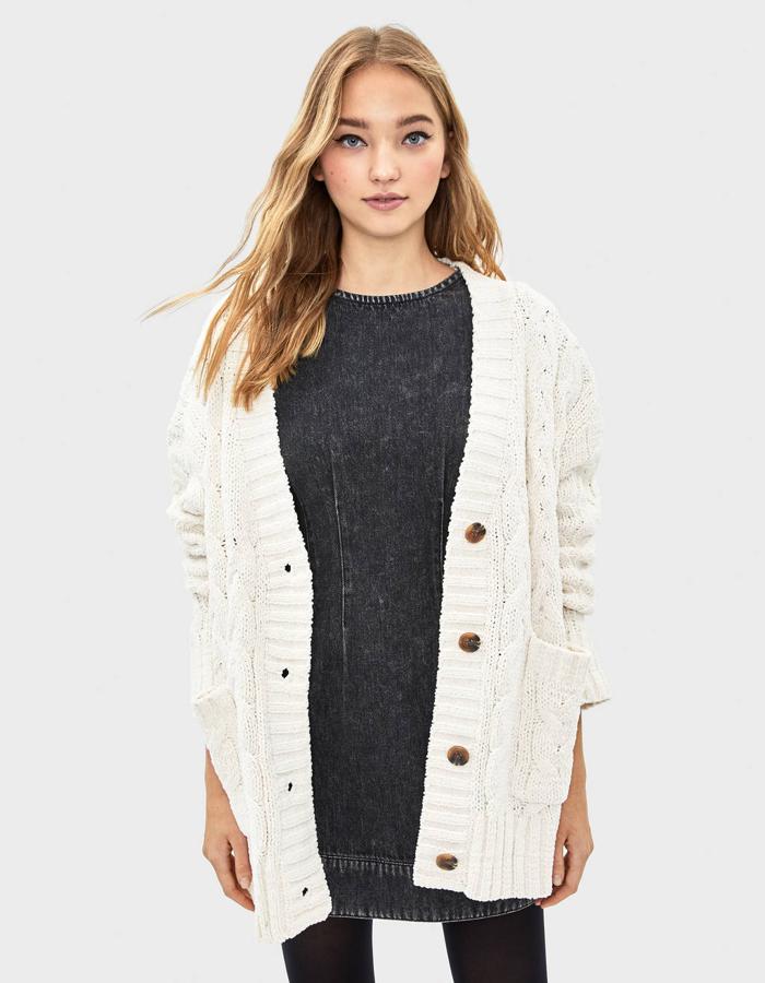 En color crudo y diseño oversize, este cárdigan de chenilla de Bershka tiene un precio de 29,99 euros y está disponible en las talas XS-S y M-L. Si toda tu vida has suspirado por una chaqueta de punto como las de las películas románticas, esta es tu oportunidad.