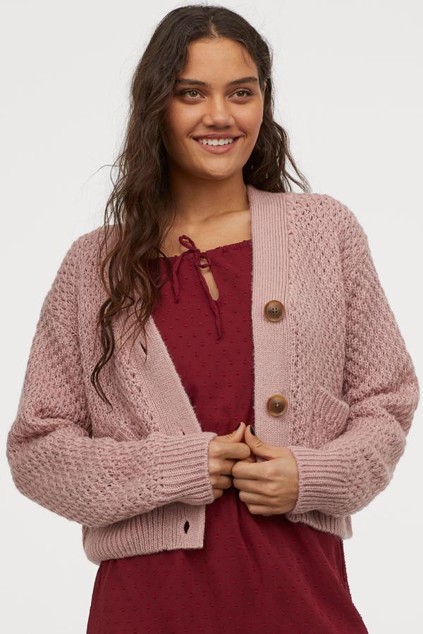 Si no estás dispuesta a renunciar a un punto grueso, pero tampoco a sumarte a la tendencia cropped, este cárdigan holgado con bolsillos delanteros de parche es lo que buscas. En un original rosa palo, con botones en tonos marrones, este cárdigan de H&M cuesta 29,99 euros y solo está disponible en la web.
