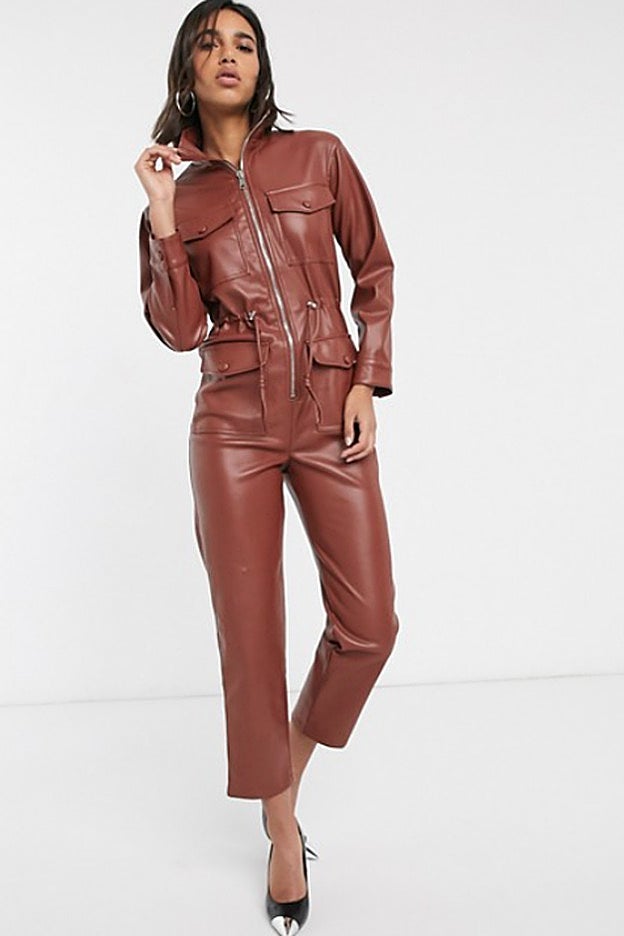 Mono en piel sintética marrón muy similar al que luce Gala González.