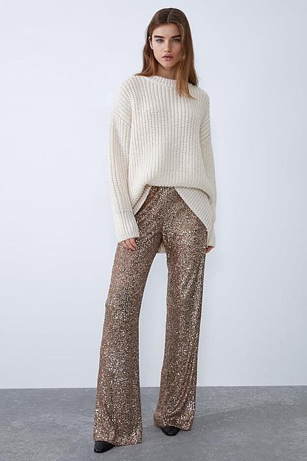 Pantalón con silueta flare de lentejuelas de Zara.