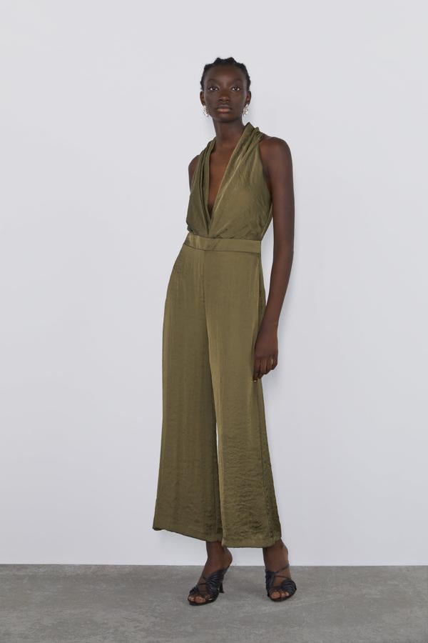 Si eres de mono pero te apetece algo más festivo, este con escote en V y tejido satinado es perfceto. Queda ideal combinado con dorado y cuesta 19,99 euros.