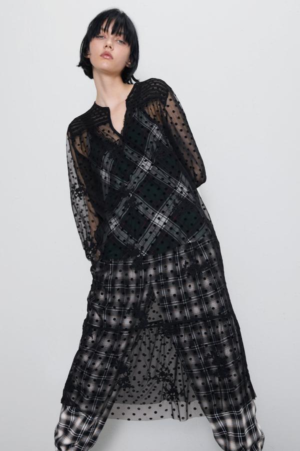 Un vestido transparente como este, con una tela que crea el efecto de los lunares, es de esas prendas a las que les sacas muchísimo partido. O con un look de pantalón debajo o con un vestido de raso negro, sin más. Son 15,99 euros.