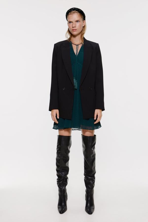 Si no te quieres complicar la vida, apuesta por un vestido sencillo que puedas combinar con una blazer y unas botas. Este de plumeti en un verde oscuro es el perfecto, cuesta 19,99 euros.
