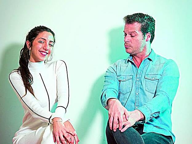 Jota Abril posa con la cantante Lucía Fernanda.