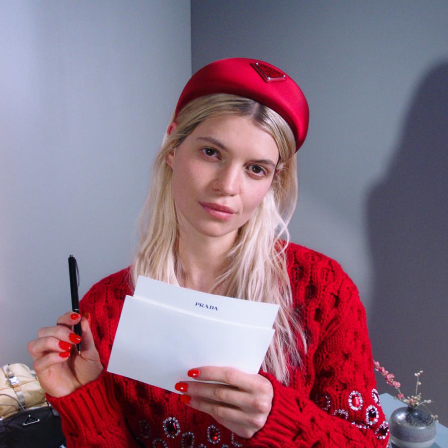 Esta temporada Prada ha reivindicado el trono de los complementos para sus imponentes diademas. No lo ha hecho mal, prácticamente todas las marcas low cost han sacado  su propia versión .