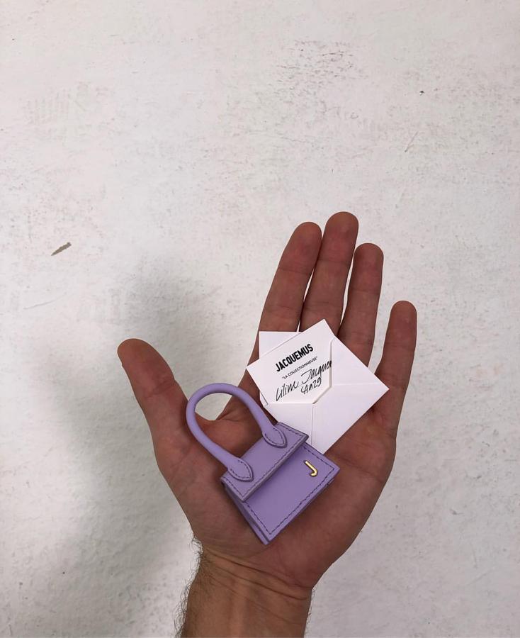 Experto en virales, Jacquemus firma el bolso más comentado del año. Le Chiquito (en versión mini) se envió a finales de febrero como invitación al desfile ‘Invierno 19/20’ de la marca, pero pronto se convirtió en todo un icono.