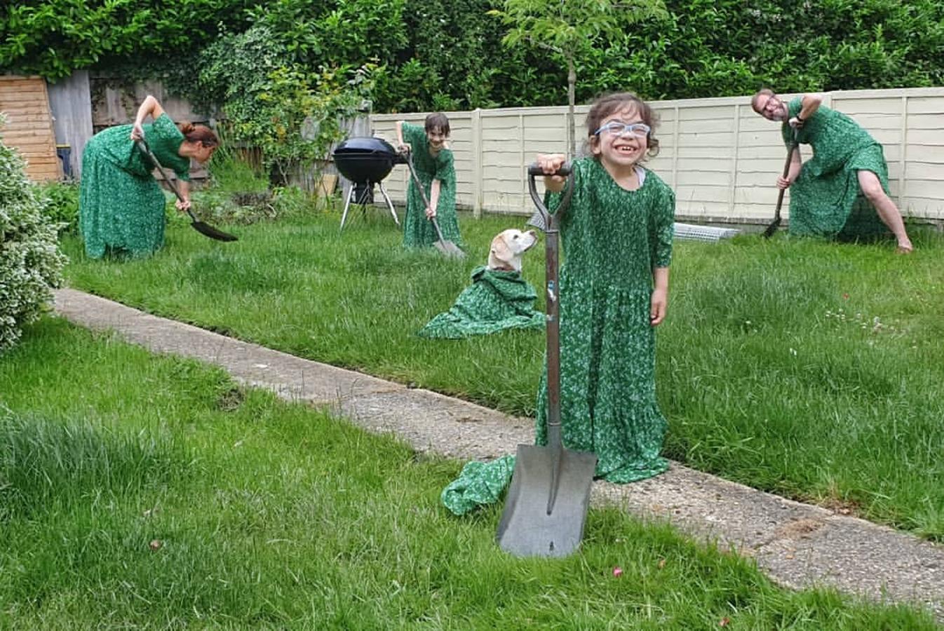 También de Zara es este vestido verde con estampado de flores. Un diseño muy favorecedor que pronto descubrieron miles de personas –y perros- en todo el mundo.