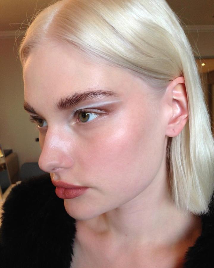 Si no renuncias a utilizar tonos grises u oscuros, la sombra blanca puede ser un detalle sutil que resalte al resto de acompañantes. En este look, una sencilla línea blanca desde la parte de arriba del lagrimal hasta el final de la ceja consigue convertir un look rutinario en un original look de fiesta.