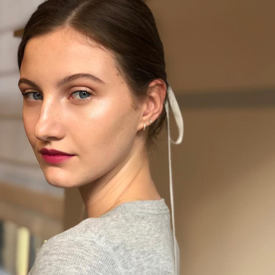 Vale, te gusta el blanco pero no lo quieres en tus párpados. Pues utilízalo para convertirlo en un reflejo opalescente sobre tus mejillas para crear una apariencia perlada. Simplemente tienes que aplicar un lápiz de ojos blanco sobre el lagrimal y/o la mejilla para difuminarlo con el dedo. Posteriormente aplica un poco de una sombra en polvo y difumina también alrededor de la línea.