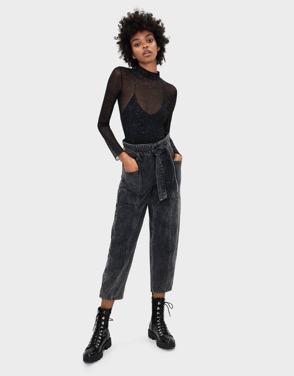 Body de manga larga con cuello perkins con transparencias de brillos. (12,99 euros).