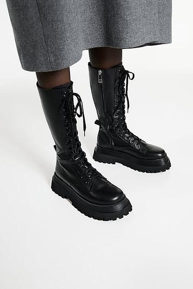 Las espectaculares botas militares de Zara, un clon del original de Prada.