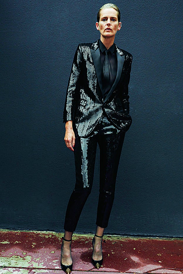 Traje entallado en paillettes con pantalón pitillo para Stella Tennant.