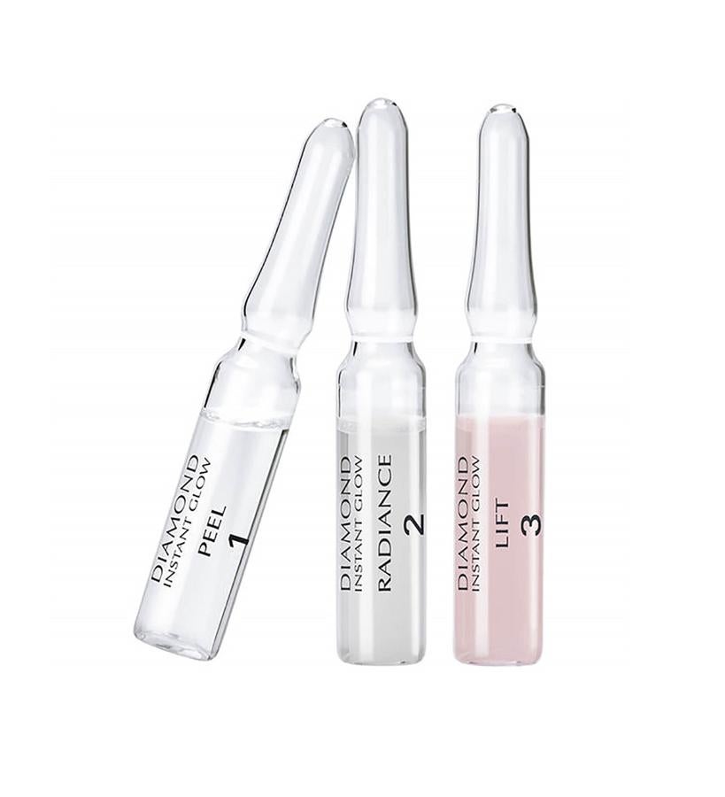 Imagina poder lucir una piel luminosa y firme en tan solo 10 minutos. Diamond Instant Glow exfolia, ilumina y alisa, transformando tu piel y dándole un hermoso resplandor en cuestión de minutos. Elimina los signos de fatiga y las finas líneas, y consigue un cutis luminoso y juvenil. (67,50 €/ 4 juegos de 3 ampollas).