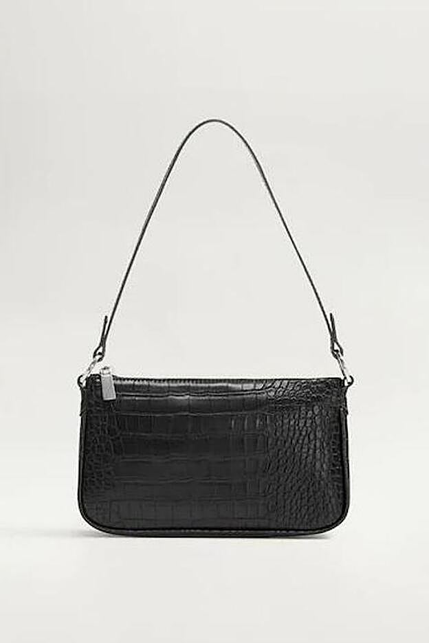 Bolso efecto piel cocodrilo. También disponible en color marrón. (19,99 euros).