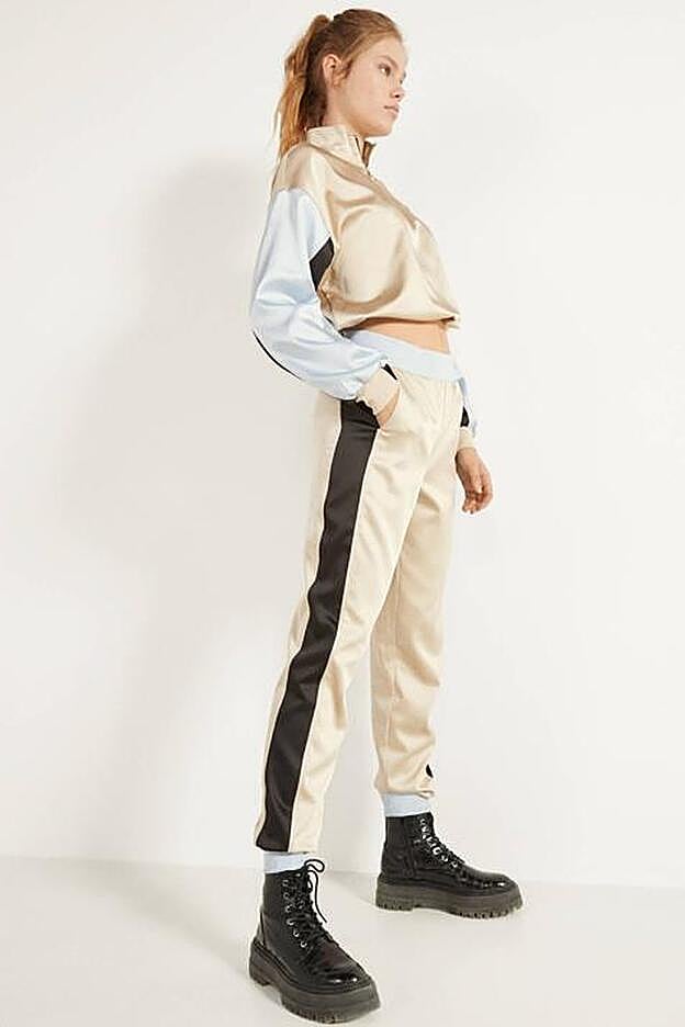 Chándal con efecto satinado de Bershka, perfecto para capear la resaca de año nuevo.