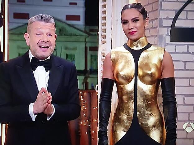 Alberto Chicote y Cristina Pedroche durante las Campanadas 2019.