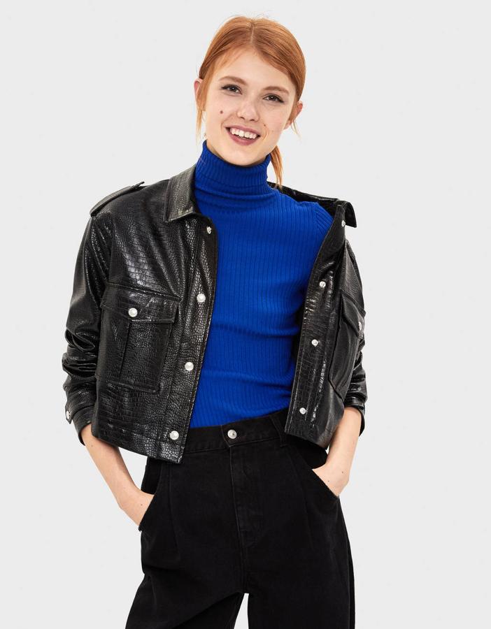 Bershka es una de las que más ha apostado por el cocodrilo en las últimas incorporaciones a su catálogo y entre ellas encontramos esta cazadora efecto cocodrilo en color negro que cuesta 35,99 euros. Una excelente opción para las que buscan una biker, pero quieren algo menos visto que una biker.