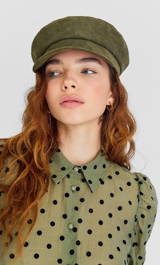 Las gorras marineras son un must esta temporada y una de las más bonitas la hemos encontrado en Stradivarius. Es de color verde botella, está confeccionada en terciopelo y cuesta 12,99 euros.
