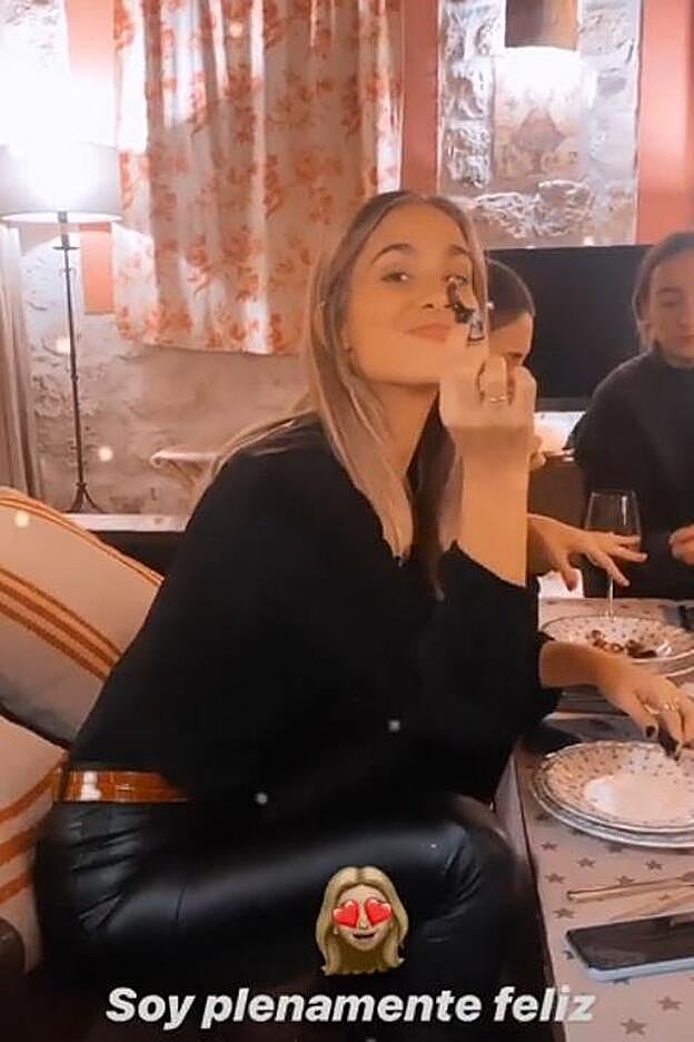 Pombo a punto de degustar un percebe.