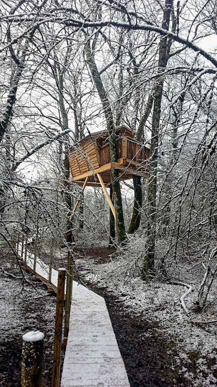 En pleno Valle de Ultzama, sobre un bosque de robles centenarios, se encuentran escondidas cuatro cabañas de madera perfectamente equipadas que harán realidad tu sueño de la infancia.