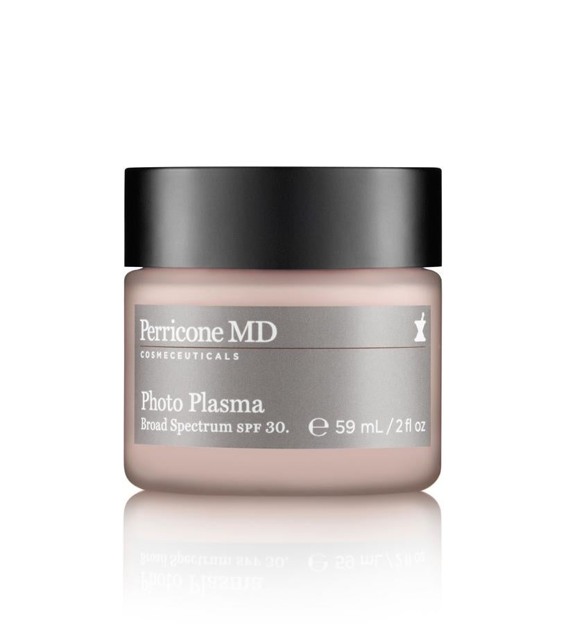 Formulada con vitamina C ester y ácido alfa lipoic, te ayuda a aclarar la piel y las imperfecciones. Con poderosos beneficios anti-envejecimiento y protectores solares minerales, su color natural deriva de la astaxantina, ingrediente rico en antioxidantes. (77 €).