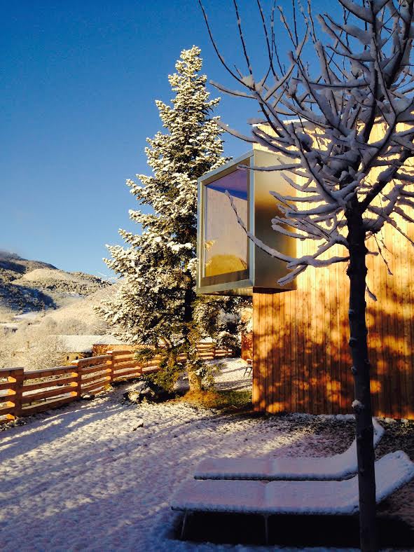 Bioclimático y contemporáneo. Así es este hotel que abandera una nueva generación de alojamientos ecológicos, construcciones que aprovechan los recursos naturales para optimizar el consumo energético, reducir las emisiones y minimizar el impacto ambiental en la zona. El refugio perfecto para aventureros con alma sostenible.