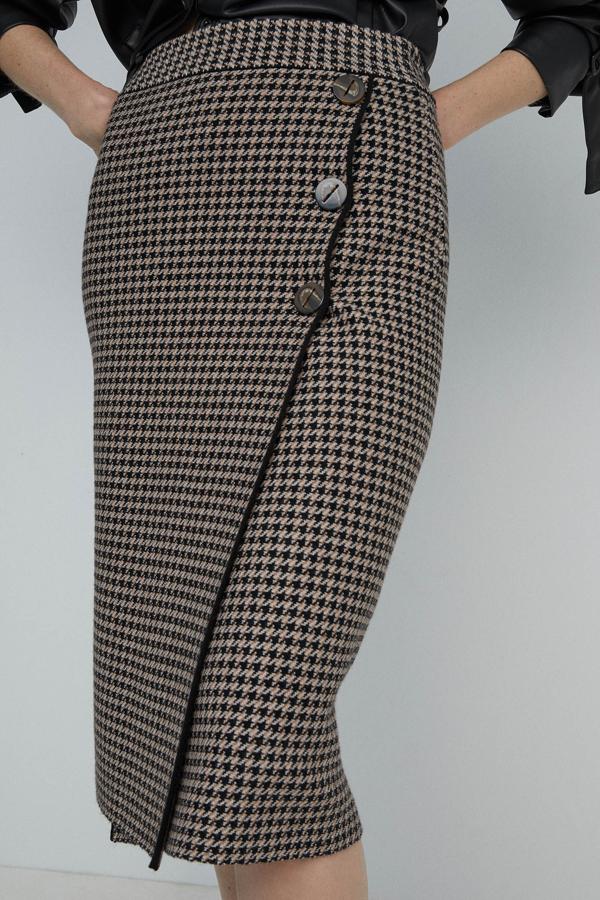 La firma de moda de El Corte Inglés ya está de rebajas, y entre nuestras favoritas está esta falda midi de punto con estampado pata de gallo y botones en el frontal. Costaba 25,99 euros, ahora puede ser tuya por 19,99 euros, pero se ha agotado en la talla L.