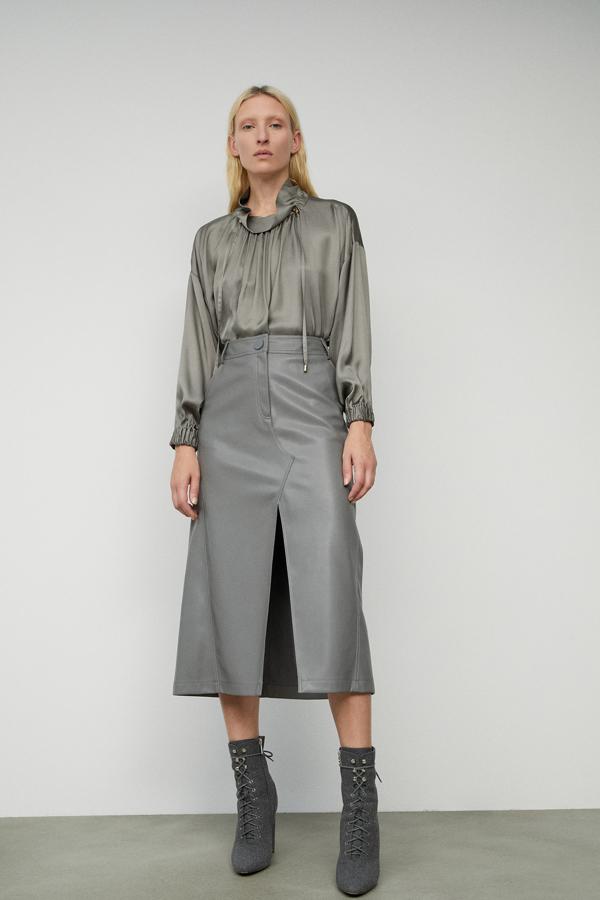 Si te pirras por el efecto piel, pero lo tuyo no son las minifaldas, estás de enhorabuena, porque Sfera tiene una falda midi en gris con efecto piel que no vas a querer perderte. Costaba 35,99 euros pero ahora puedes encontrarla por 19,99 euros en las tallas S, M y L.